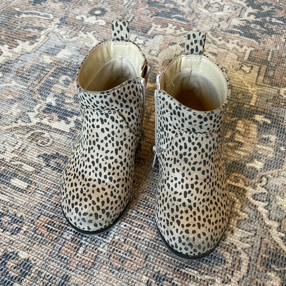 Toddler girl booties size 7 - cat and Jack